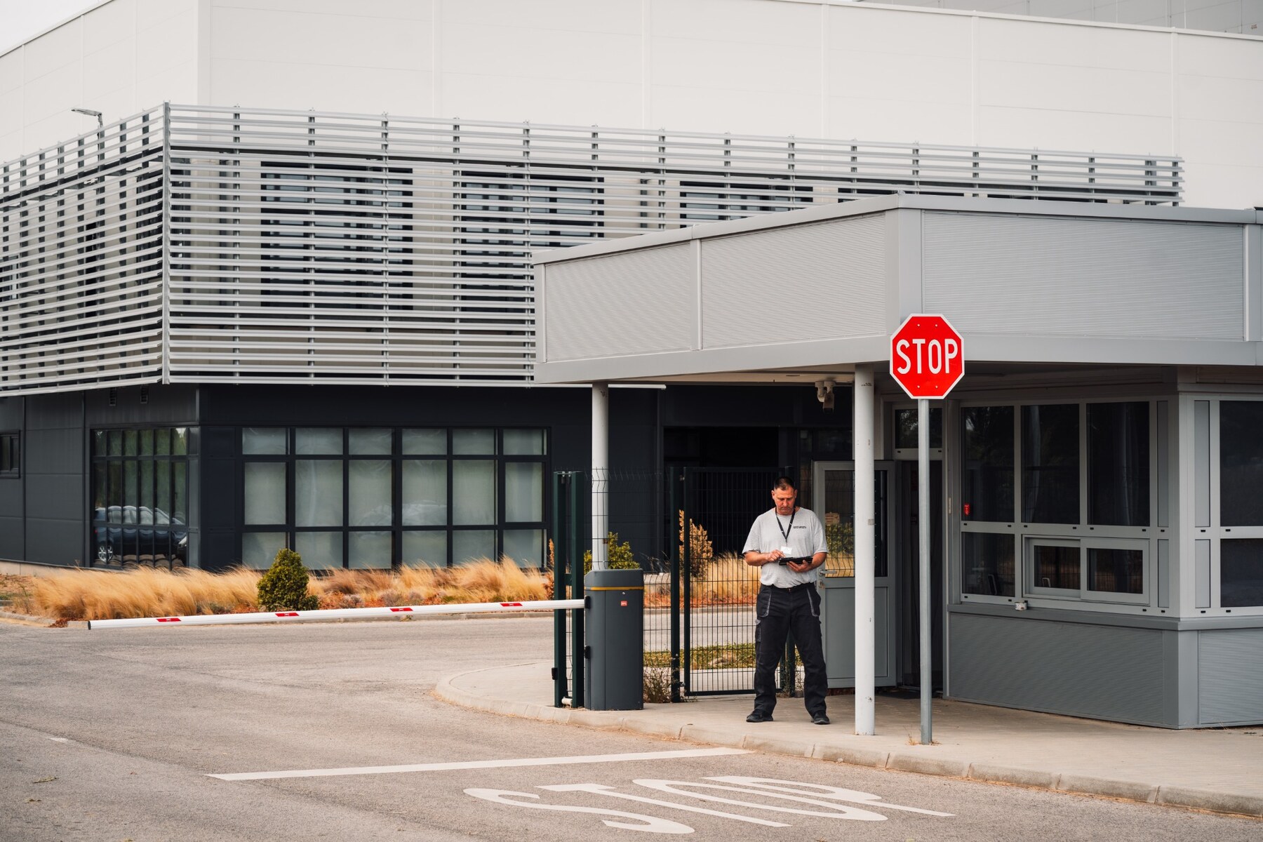 Biztonsági őr szolgálatban egy telephely portáján